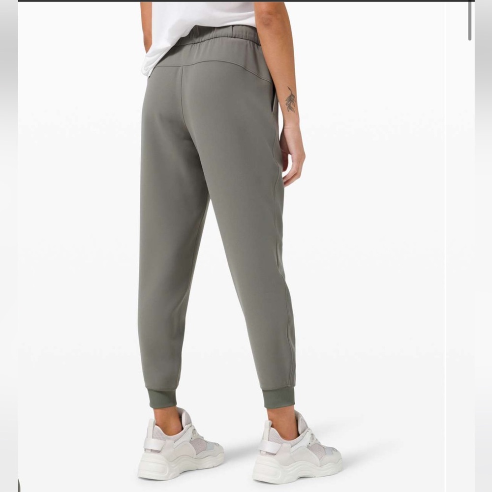 #103. Lululemon On the Fly Jogger 28" *Woven